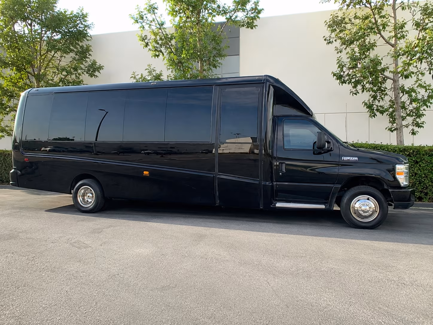 guest shuttles to stonehaus farms vineyard winery and wedding venues around independence